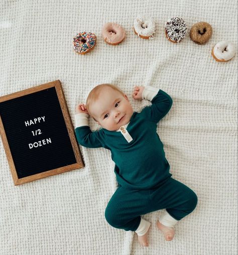 First Month Photo Ideas, Four Month Pictures, Cookie Monthly Milestone Pictures, 4 Month Milestone Pictures, 2 Month Old Milestone Pictures, Cute Milestone Pictures, May Baby Monthly Picture, Diy 6 Month Baby Pictures, One Month Picture Ideas