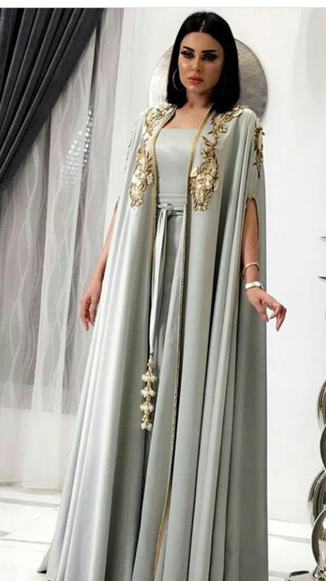 Caftán gris perla, digno de una faraona. Para disfrutar situaciones como en las Mil y una noches. Arabic Dress, Moroccan Fashion, Mode Abaya, Moroccan Dress, Moroccan Caftan, Arab Fashion, Caftan Dress, Muslimah Fashion, Abaya Fashion