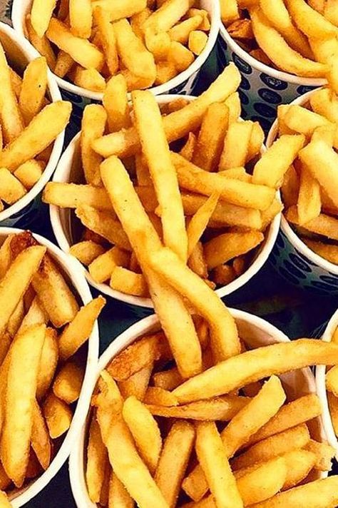 Image credit: Instagram.com/burgerproject    Oily or fatty foods craving� What you need: calcium. Swap the plate of greasy hot chips for broccoli, kale, legumes, cheese or sesame. Oily Food, Hot Chips, Fatty Foods, Greasy Food, Healthy Food Swaps, Food Swaps, Raw Nuts, Hot Chip, Healthy Swaps