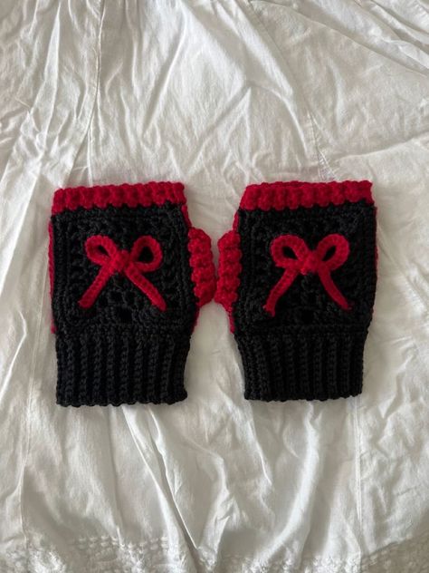 Crochet Warmers Hand, How To Crochet Hand Warmers, How To Sew Gloves, Hand Gloves Crochet, Hand Warmers Crochet Pattern, Crochet With Red Yarn, Things To Crochet With Black Yarn, Crochet Hand Warmers Pattern, Red Yarn Crochet Projects