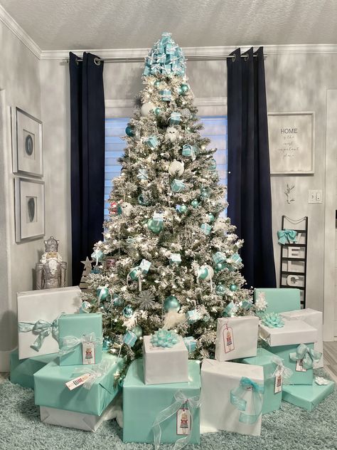 Tiffany Blue Christmas, Teal Christmas Decorations, Teal Christmas Tree, Blue Christmas Tree Decorations, Christmas Tree Photography, Christmas Tree Inspo, Teal Christmas, Pretty Christmas Trees, Turquoise Christmas