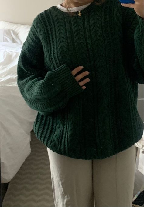 green cableknit sweater fall outfit cozy sweater weather Sweater Over Turtleneck, Dark Green Sweater Outfit, Green Jumper Outfit, Chunky Sweater Outfit, Green Sweater Outfit, Cable Knit Sweater Outfit, Green Sweater Women, Aesthetic Sweaters, Cableknit Sweater