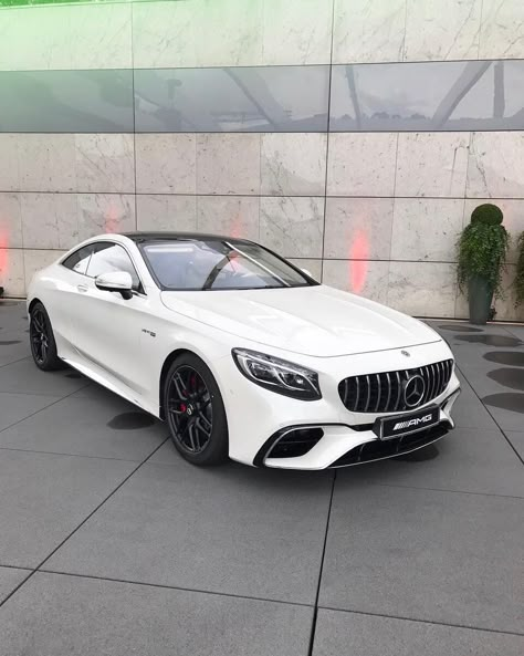 Amg S63, White Mercedes, Bmw White, Luxury Cars Mercedes, Mercedes Auto, Bmw Classic Cars, New Luxury Cars, New Sports Cars, Cars Mercedes