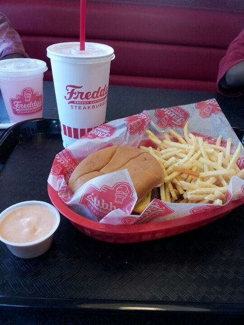 Freddy's Steakburger Freddys Steakburgers, Food Cravings, Meghan Markle, Diner, Meal Prep, Snack Recipes, Yummy Food, Snacks, Restaurant