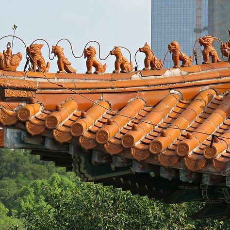 Zoomorphic Ornaments on Chinese Roof Chinese Ancient House, Chinese Traditional Building, Chinese Wooden Architecture, Chinese Pavilion Architecture, Chinese Roof, Asian Image, Zhuhai, Chinese Ancient, Roof Tiles