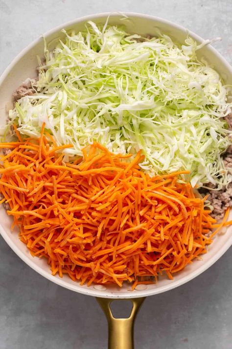 Enjoy your favorite side dish in a new format with this incredible Easy Egg Roll in a Bowl Recipe! Made with ground turkey, onion, cabbage, and carrots. Cabbage And Carrot Recipes, Turkey And Cabbage, Easy Egg Roll, Gluten Free Gingerbread Men, Turkey Cabbage, Cabbage And Carrots, Egg Roll In A Bowl, Healthy Fall, Easy Eggs