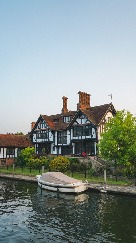 Tudor house on the River Thames at Henley-on-Thames with boat moored outside. As seen from Hobbs of Henley's sightseeing cruise along the River Thames. Henley On Thames England, House On The River, Thames River Cruise, Henley Homes, English Surnames, Thames River, Riverside House, Henley On Thames, Visit Wales