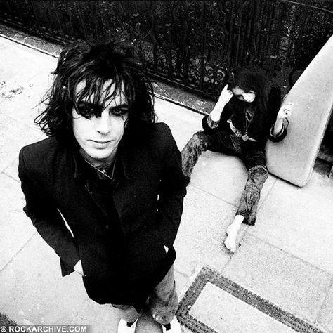 Weird bit of trivia I just found out: Syd Barrett, founding father of Pink Floyd (and vastly underrated solo artist IMHO) actually holds the distinction of being one of the first people in popular music to write a trans-themed song, Pink Floyd's "Arnold Layne."🤘🇬🇧🎫🌈 #sydbarret #pinkfloyd #rogerwaters #davegilmour #davidgilmour #arnoldlayne #swinginglondon #swinginsixties #psychedelic #psychedelicrock #1960s #60s #transgender #transgenderhistory #transhistory #transmusic #lgbtq #lgbtqia Pink Floyd Art, Syd Barrett, Rock Photography, The Yardbirds, Roger Waters, David Gilmour, I'm With The Band, Rock Legends, Grunge Photography