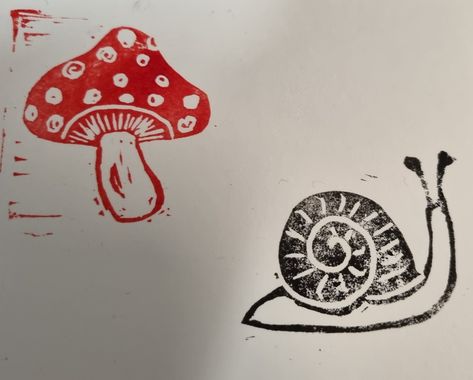 Linocut Toadstool and Snail 🐌 Easy Linocut Prints Ideas, Linocut Easy, Snail Linocut, Easy Lino Print Ideas, Snail Stamp, Easy Linocut, Snail Drawing, Lino Ideas, Printmaking Projects