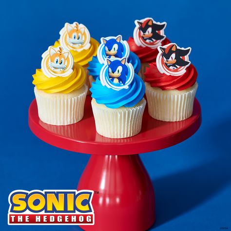 The hero of the party? Sonic of course! This speedy adventurer is ready to take on his biggest adventure yet with his friends - the celebration! Bring Sonic, Tails and Knuckles to the dessert table for a victory like no other! #SonicTheHedgehog #SonicCake #SonicBirthdayParty #SonicTheHedgehogCake Sonic Donuts Ideas, Sonic Cakes Ideas, Sonic And Knuckles Cake, Sonic Party Bags, Sonic Cupcakes For Boys, Sonic Dessert Table, Sonic Hedgehog Birthday Ideas, Sonic Birthday Party Food Ideas, Sonic Birthday Cakes