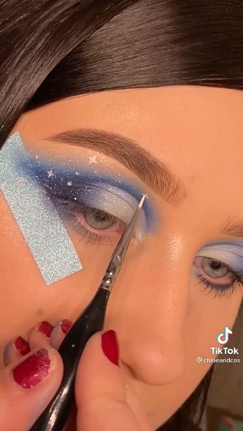 Galaxy Makeup Tutorial Step By Step, Easy Galaxy Makeup, Space Make Up Galaxy Makeup, Galaxy Makeup Halloween, Moon Face Makeup, Blue Galaxy Makeup, Space Aesthetic Makeup, Cosmic Eye Makeup, Astronaut Makeup Halloween