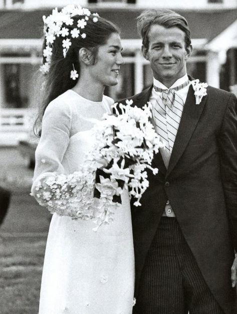 The Most Beautiful Social Weddings of All Time - Vogue 1960s Wedding, Peter Beard, Interracial Wedding, Celebrity Wedding Dresses, Iconic Weddings, Vintage Bridal Shower, Jane Birkin, Vintage Bride, Star Wedding