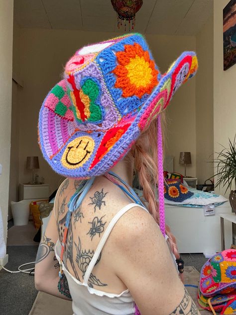 Crochet Granny Square - Crochet Motif - Crochet Patterns - Crochet Projects - Crochet Craft Crochet Outfits Diy, Crocheted Cowboy Hat, Cowboy Crochet Hat, Crochet Cowboy Hats Free Pattern, Crochet Cowgirl Hat, Crochet Cowboy Hat Free Pattern, Cool Crochet Hat, Chunky Crochet Projects, Crochet Granny Square Projects