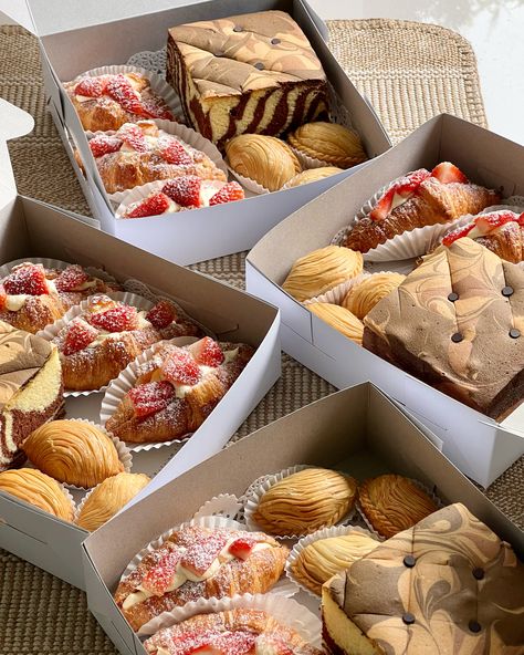 Pretty Packaging For Baked Goods, Pastry Gift Box Ideas, Sweets Box Ideas, Baking Business Packaging, Pastry Box Ideas, Baked Goods Packaging Ideas, Baked Goods Box, Pastry Packaging, Pembuat Roti