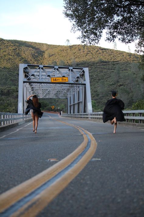 jumping off bridge in cap and gown graduation pictures Cap And Gown Senior Pictures Best Friends, Park Graduation Pictures, Cap And Gown Graduation Pictures, Gown Graduation Pictures, Jumping Off Bridge, Pre Convo, Cap And Gown Senior Pictures, Graduation Pose, Gown Graduation