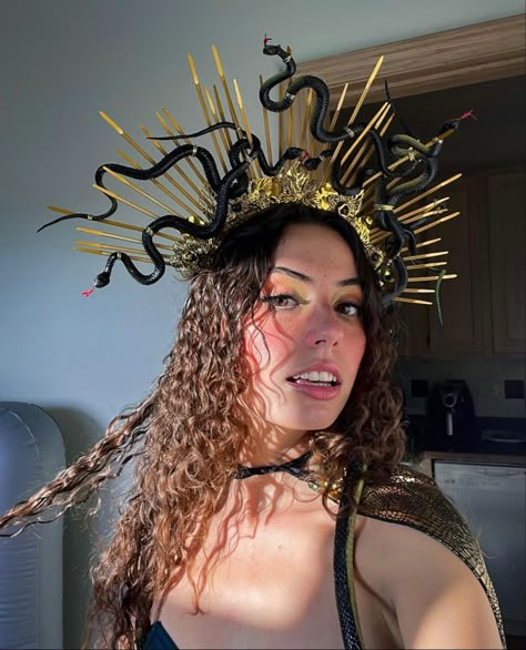 Medusa Crown Diy, Medusa Outfit Halloween, Diy Medusa Headpiece, Medusa Costume Outfit, Medusa Costume Ideas, Medusa Crown, Medusa Halloween Costume, Medusa Headpiece, Medusa Costume