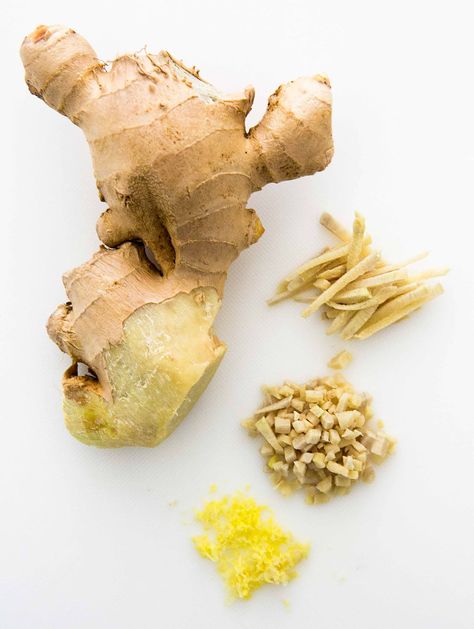 How to easily peel, slice, julienne, chop, mince, and grate ginger root. Ginger Root Recipes, Growing Ginger, Candied Ginger, Ginger Recipes, Sugary Drinks, Ginger Root, Alternative Health, Fresh Ginger, Healthy Foods To Eat