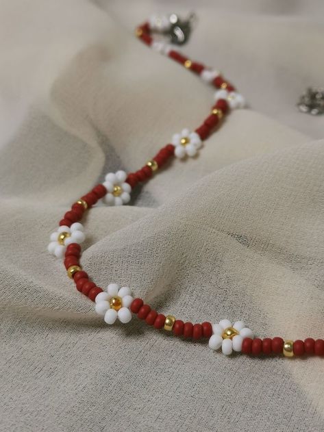 Choker Beads Ideas, Goth Beaded Jewelry, Bead Jewellery Making Ideas, Bracelets Diy Beads, Flower Beads Necklace, Beaded Daisy Necklace, Flower Bead Necklace, Beaded Flower Necklace, Perls Jewellery