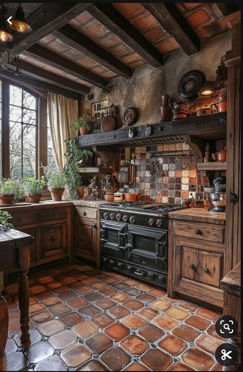 Rustic Retro Kitchen, Kitchen Design Old Style, Old Country Style Homes, Old Home Inspiration, Old Interior House, Old Home Features, Tavern Style Kitchen, Old European Kitchen, Historic Kitchen Renovation