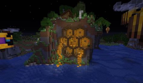 Mincraft Idea Houses Bee, Flower Biome Minecraft, Honeycomb House Minecraft, Honeycomb Minecraft, Minecraft Flower Biome House, Minecraft Flower Forest Builds, Minecraft Building Ideas Jungle, Flower Forest House Minecraft, Minecraft Honeycomb Build