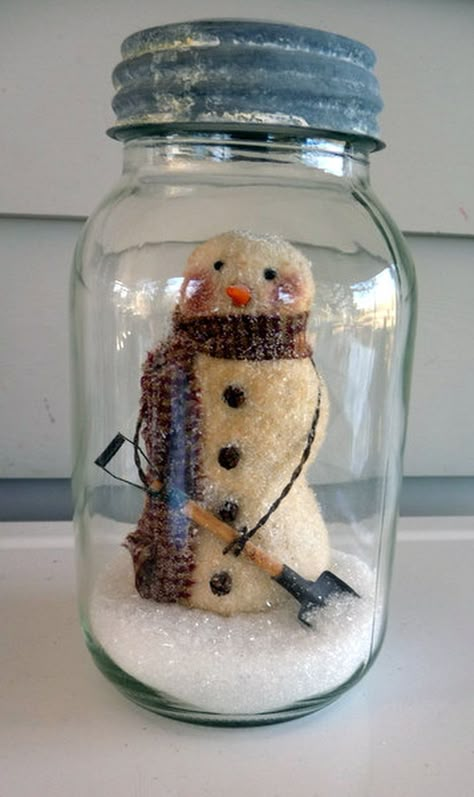 90 Pretty Mason Jar Snow Globe for Your Winter Ornament - Matchness.com Snowglobe Diy, Jar Inspiration, Snow Globe Mason Jar, Prim Snowman, Primitive Snowman, Sock Snowman, Diy Snow Globe, Snowman Snow, Winter Ornaments