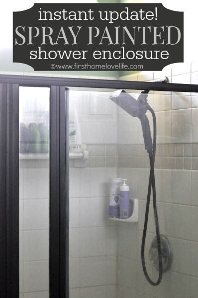 Bathroom DIY: Give your outdated shower enclosure an instant update by using spray paint! #bathrooomideas #bathrooms #spraypaint Painting Shower, Palette Design, Shower Surround, Bathroom Update, Bathroom Redo, Utila, Diy Interior, Home Upgrades, Shower Enclosure