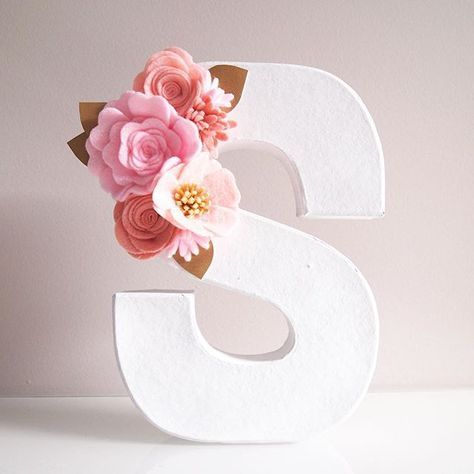 Simple Centerpiece, The Letter S, Dekor Diy, Flower Letters, Floral Monogram, Floral Letters, Deco Floral, Door Decoration, Decorative Letters