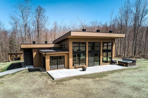 Modern Chalet Architecture, Chalet Architecture, Small Cabin House, Prefab Cottages, Tiny House Living Room, Modern Chalet, Modern Lake House, Chalet Design, Modern Bungalow House