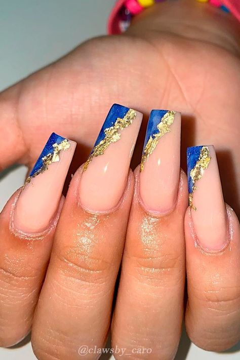 Blue and Gold Foil Graduation Manicure - Credit: Instagram@clawsby_caro Graduation Nails Square, Classy Graduation Nails, Blue Foil Nails, Graduation Nails Acrylic, Graduation Nails Ideas, Graduation Nail Art, Blue Gold Nails, Birthday Nail Art, Gold Manicure