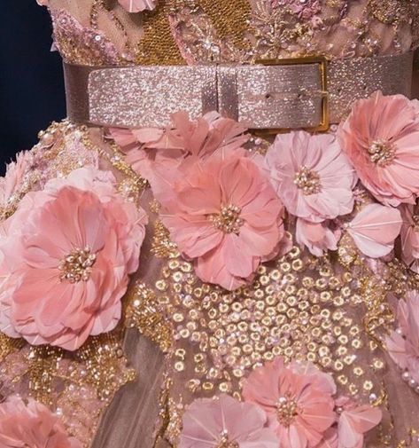 Fab feathered flowers on this pretty pink Elie Saab gown! @eliesaabworld #eliesaab #prettydress #prettyinpink #fashionista #hautecouture… Couture Dior, Sheila E, Haute Couture Details, Elie Saab Fall, Elie Saab Couture, Couture Embroidery, Pola Sulam, Couture Details, Elie Saab