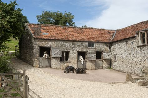 House With Stables, Stable Yard, Barn Layout, Horse Barn Designs, Dream Stables, Horse Barn Plans, Dream Life House, Dream Yard, Stone Barns