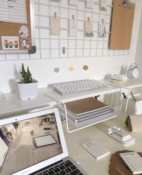 Desk Organisation, Study Desk Decor, Study Decor, Desk Inspiration, Casa Vintage, Study Room Decor, Room Desk, Gaming Room Setup, Cute Room Ideas