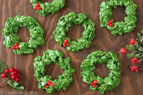 Cornflake Wreaths for Christmas - Easy Holiday Recipe Corn Flakes Wreath Recipe, Corn Flake Wreaths, Christmas Wreath Recipe, Cornflake Recipes, Cornflake Wreaths, Wreath Recipe, Corn Flake, Easy Corn, Simple Desserts