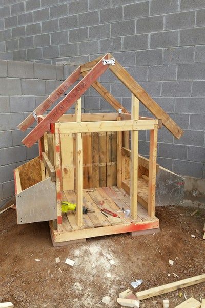 Building Chicken Coop, Cheap Chicken Coops, Chicken Coop Pallets, Easy Chicken Coop, Backyard Chicken Coop Plans, Diy Chicken Coop Plans, Chicken Feeders, Backyard Chicken Farming, Coop Design