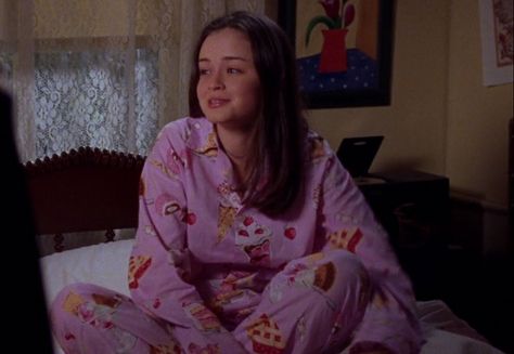 Rory Gilmore In Pajamas, Lorelai Gilmore Pajamas, Rory Gilmore Pajamas, Rory Gilmore Personality, Rory Gilmore Pjs, Autumn Aura, Rory Gilmore Style, Gilmore Girls Fashion, Lorelei Gilmore