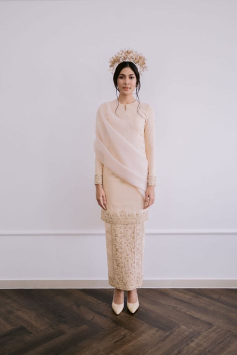 Kebaya Skirt Design, Baju Kurung Songket Modern, Malay Wedding Dress Songket, Baju Kurung Wedding, Songket Dress Modern, Songket Kurung, Songket Wedding Dress, Dress Songket, Malay Wedding Dress