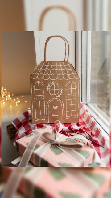 Gingerbread Bag Brown Paper, Paper Sack Gingerbread House, Christmas Paper Bag Design, Paperbag Gingerbread House, Paper Bag Gingerbread House, Paper Bag Christmas, Christmas Wrapping Diy, Gingerbread Gifts, Gingerbread House Designs