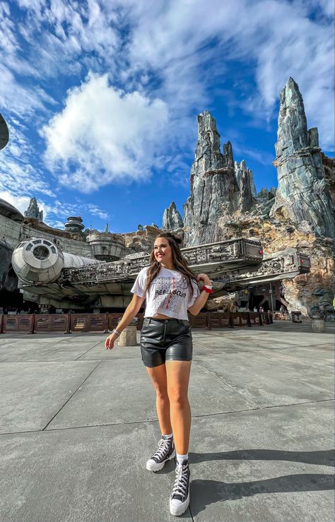 Disney Hollywood Studios Photo Ideas, Galaxy Edge Photo Ideas, Hollywood Studios Pictures Ideas, Galaxy’s Edge Photo Ideas, Hollywood Studios Outfit Star Wars, Cute Disney Outfits Hollywood Studios, Disney World Poses Photo Ideas, Disney World Photography, Universal Hollywood Outfit