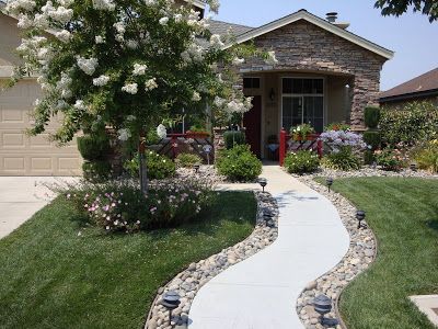 Front Walkway Landscaping, Sidewalk Landscaping, Front Yard Walkway, Yard Walkway, Front Yard Ideas, Front Yards Curb Appeal, Front Yard Decor, Walkway Landscaping, Walkways Paths