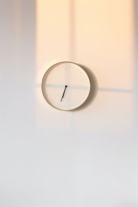 Minimalist Home Aesthetic #Minimalist Home Aesthetic #pinterest background # #background #wallpaper #images #Photos #Pictures #Illustrations #Vectors #Collections Instagram Background Aesthetic, 블로그 디자인, Photography Ideas At Home, Film Cinema, Clock Wallpaper, Minimal Photography, Minimalist Photography, Decor Essentials, Minimalist Wallpaper