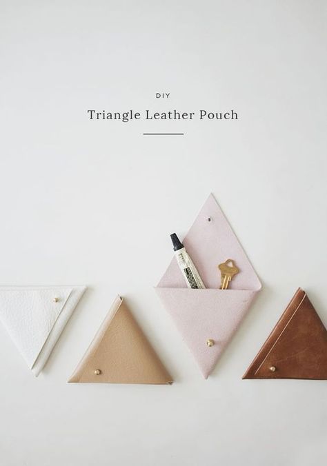 6 great DIY accessories to make from different fabrics into bags. Follow these tutorials today! #CreativeFashionBlog #DIYfashion #refashion Diy Bags Tutorial, Pochette Diy, Diy Tassel Garland, Diy En Cuir, Leather Pouches, Reading Diy, Sac Diy, Cheap Crafts, Leather Diy Crafts