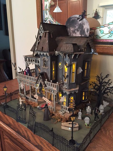 Mini Haunted House Ideas, Mini Halloween House, Haunted Dolls House, Haunted Doll Houses, Miniature Haunted House Ideas, Haunted House Craft Ideas, Diy Mini Haunted House, Diy Haunted House From Dollhouse, Doll House Haunted House Diy