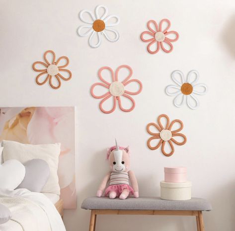 Nursery Ideas Flowers, Flower Power Nursery, Girls Daisy Bedroom, Daisy Nursery Decor, Daisy Themed Nursery, Daisy Nursery Theme, Forever Honey, Wild Flower Nursery, Daisy Wall Decor