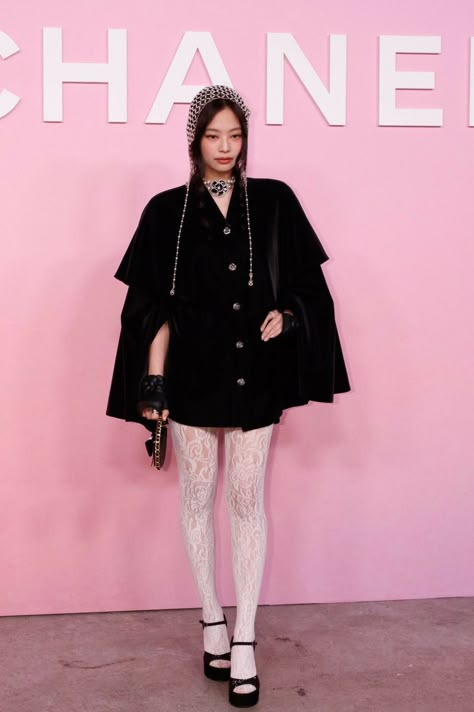 Jennie Kim Chanel Outfit, Jennie Chanel Outfit, Asian Icon, Jennie Kim Chanel, Chanel Models, Chanel Jennie, Music Dress, Channel Outfits, Trend Aesthetic