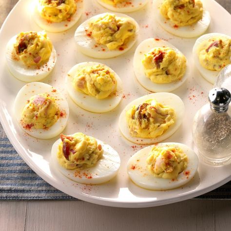 Deviled Eggs with Bacon Bacon Deviled Eggs Recipe, Horseradish Deviled Eggs, Deviled Eggs Easy, Best Deviled Eggs, Bacon Deviled Eggs, Deviled Eggs Classic, Deviled Eggs Recipe, Eggs Recipe, Potluck Recipes