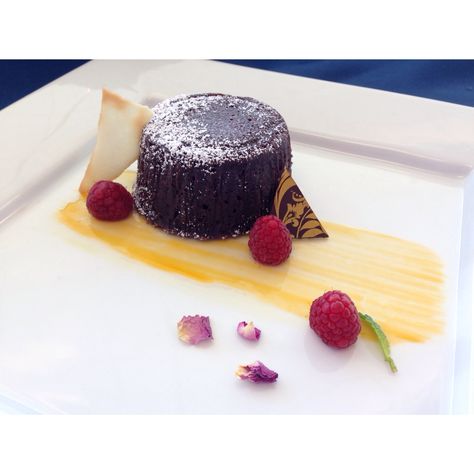 Made by Michaela Ruffino; plated Molten lava cake Lava Cake Plating Ideas, Lava Cake Plating, Cake Presentation Ideas, Cake Plating Ideas, Desert Plating, Cake Plating, Choco Lava Cake, Cake Presentation, Decor Tort