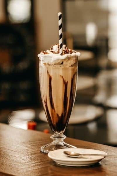 How to Make a Milkshake with a Blender | Honest Food Talks Mudslide Recipe, Peanut Butter Coffee, Wedding Food Bars, Diy Wedding Food, Milkshake Flavours, Butter Coffee, Long Island Iced Tea, Chocolate Milkshake, Milkshake Recipes