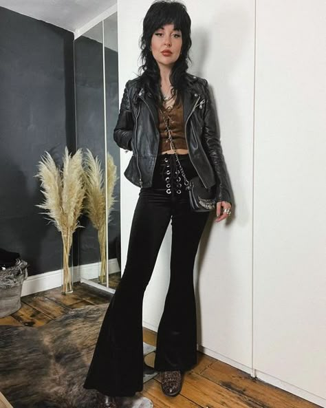 Bell Bottom Jeans Outfit Grunge, Metal Band Outfits Women, Rock And Roll Outfits 80's Women, 70s Metal Fashion, Glamrock Aesthetic Outfit, Rocker Girl Outfits Rock Style, 70s Rock Outfits Women, Rock Theme Outfit, 70s Rockstar Outfits