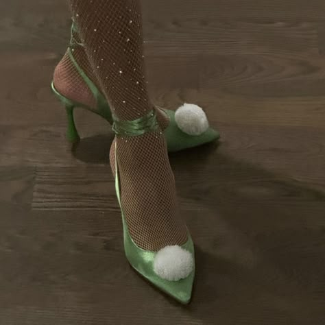 Green Princess Aesthetic, Tinker Bell Aesthetic, Tinkerbell Aesthetic, Bell Aesthetic, Tinker Bell And Friends, Tinkerbell Cosplay, Tinkerbell Shoes, Tinkerbell Outfit, Fairy Heels