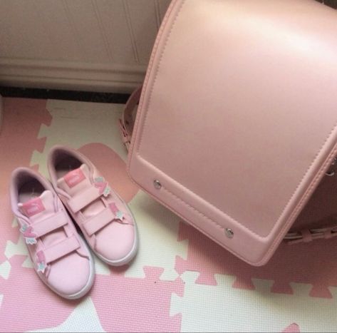 Early 2000s Aesthetic, Hat Aesthetic, Kawaii Bags, Simple Fall Outfits, Kawaii Core, 2000s Aesthetic, Cute Room Ideas, Pink Shoes, Kawaii Clothes